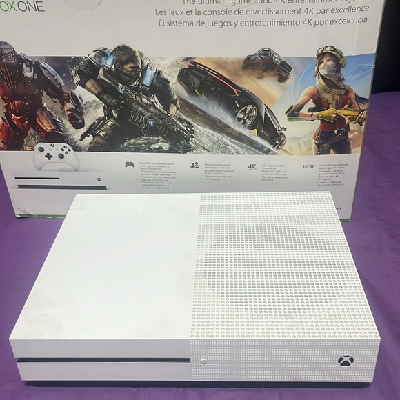 xbox 1 it’s in good condition all it needs is wires